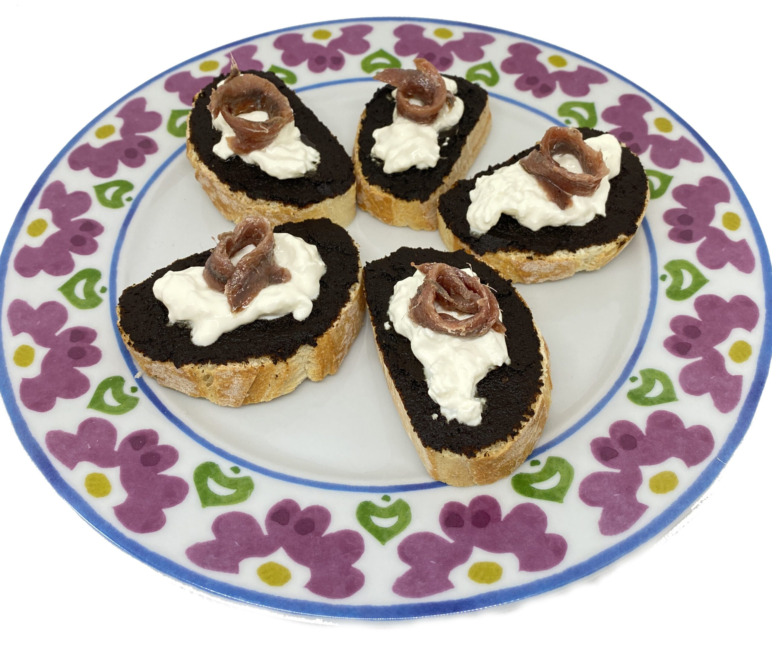 Crostini con aglio nero, burrata e acciughe.