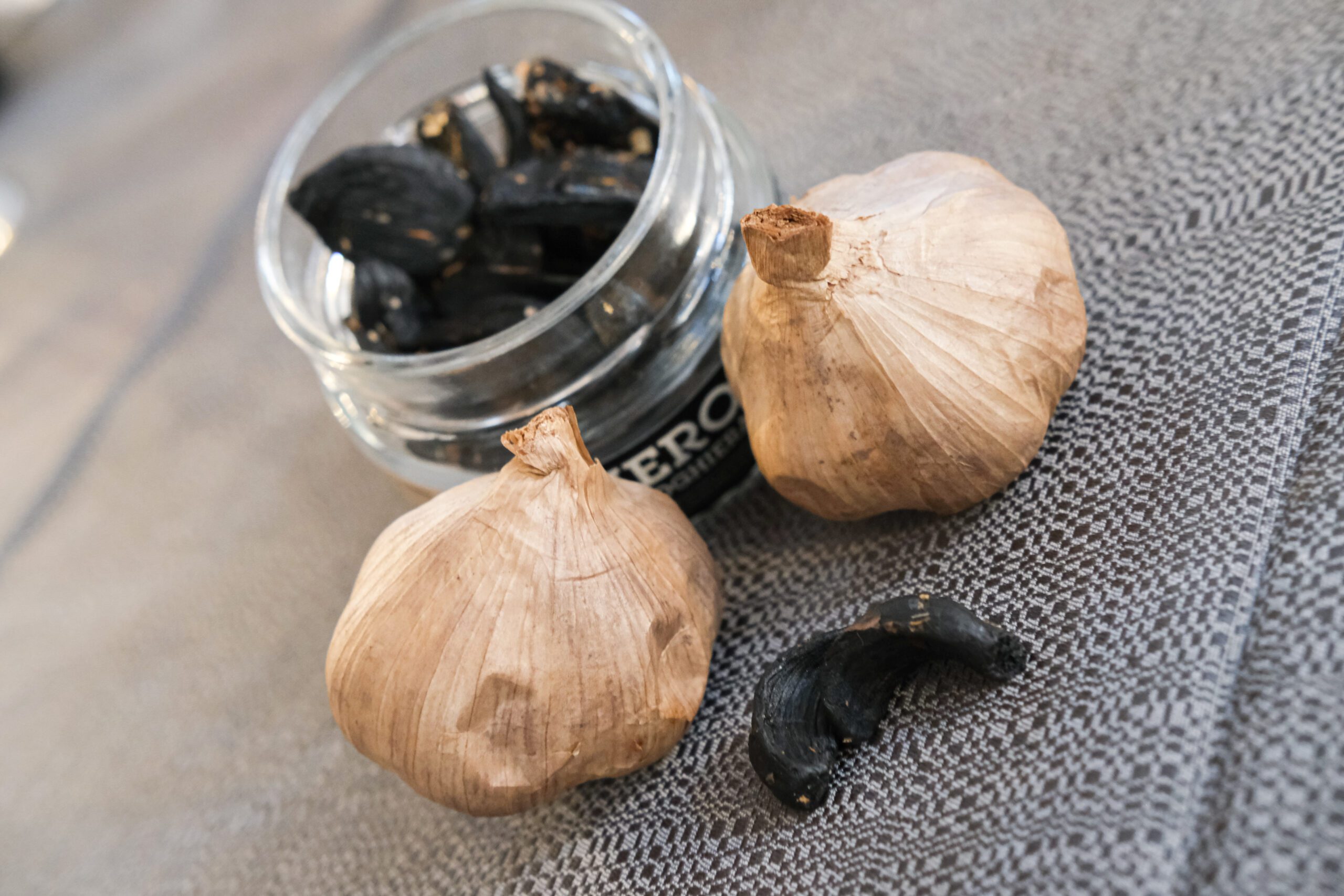 Bulbi e spicchi di aglio nero NeroFermento.