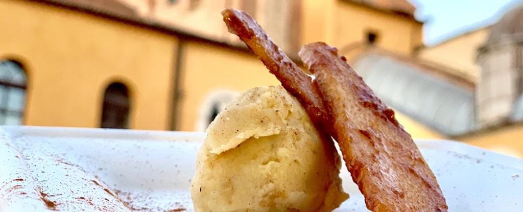 Schiacciata di patate con aglio nero e pere flambé al rhum