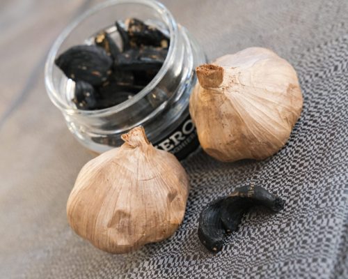 Bulbi e spicchi di aglio nero NeroFermento.