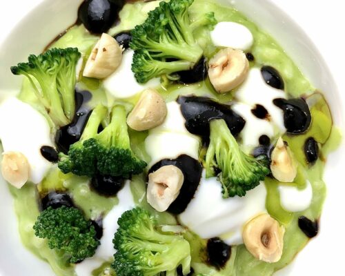 Risotto alla crema di broccolo con aglio nero, nocciole e cimette di broccolo.