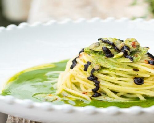 Spaghetti con salsa verde al prezzemolo, aglio nero e chips croccanti